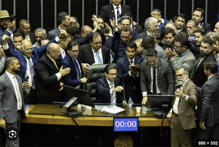 Manobra para salvar Bolsonaro